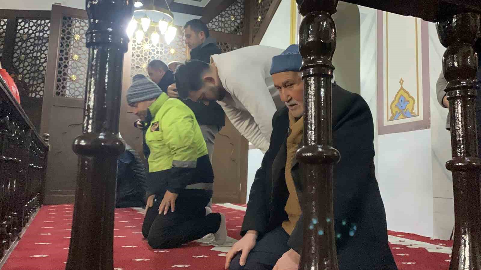 boluda ilk teravih namazinda vatandaslar camilere akin etti 2 FwVks4Yu