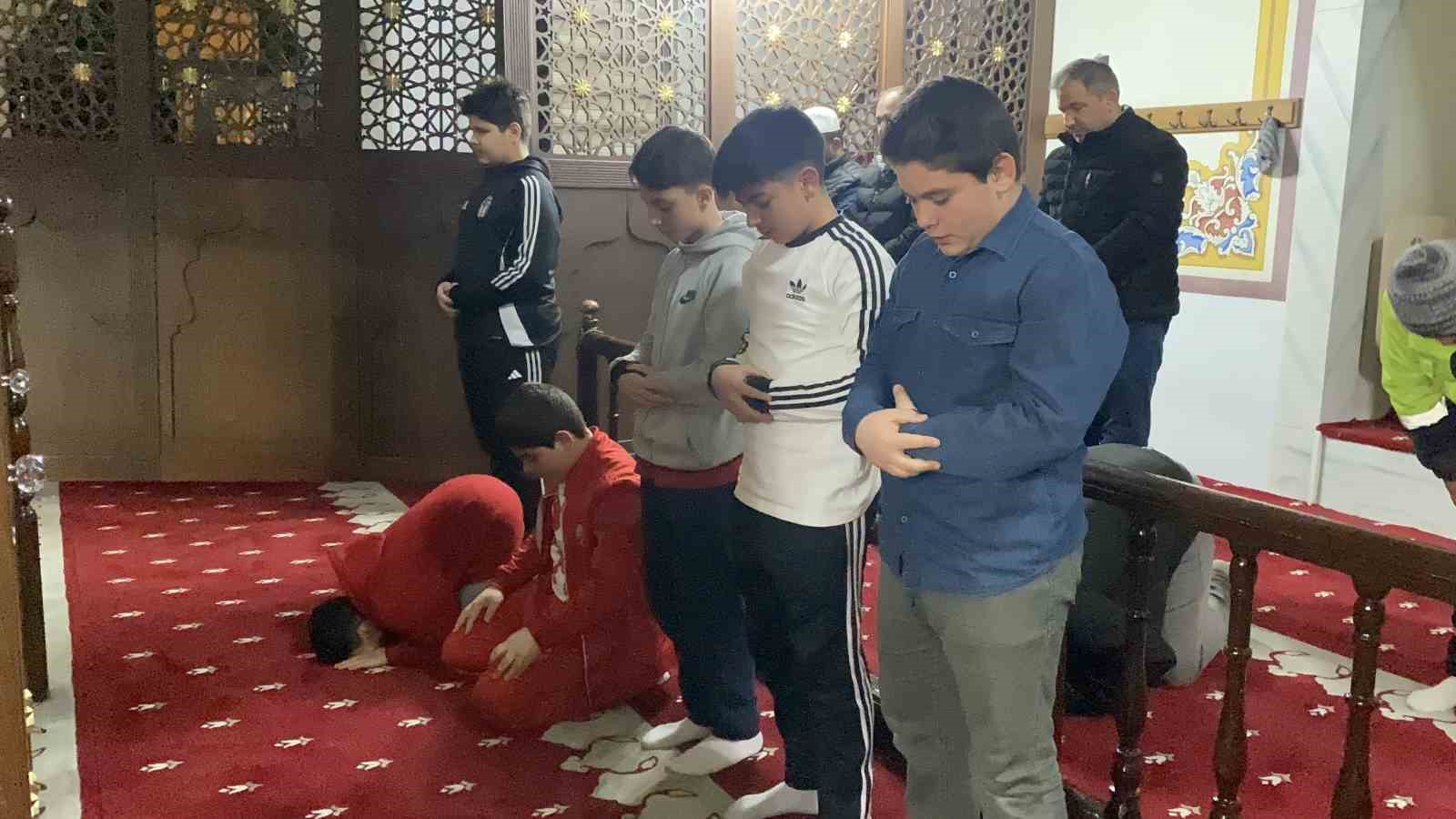 boluda ilk teravih namazinda vatandaslar camilere akin etti 3 DOvFMkHQ