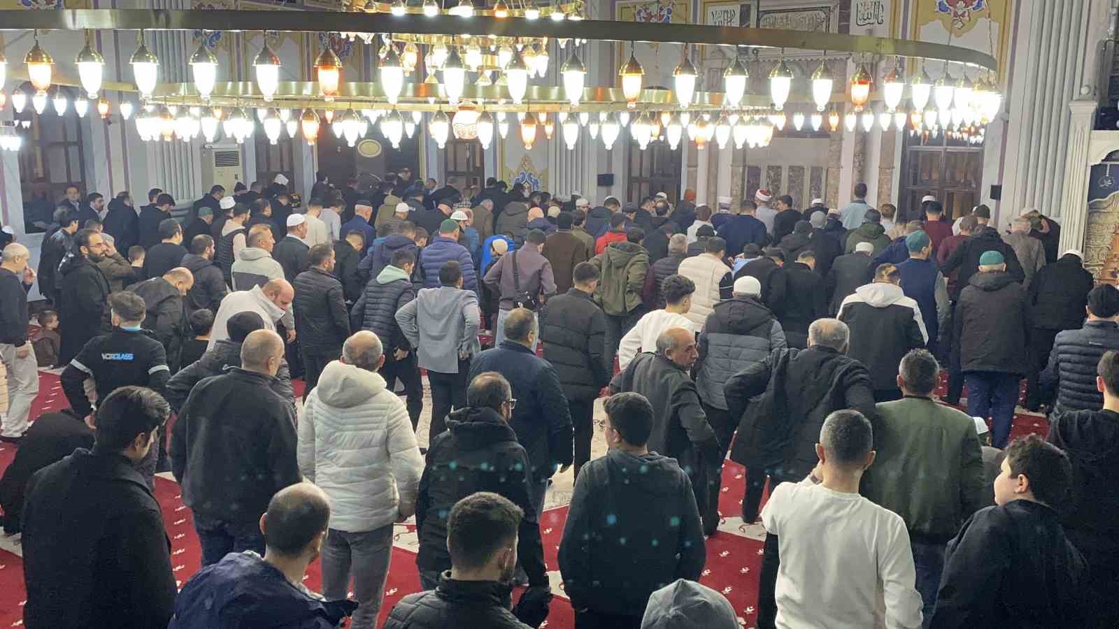 boluda ilk teravih namazinda vatandaslar camilere akin etti 4 akwiwwy8