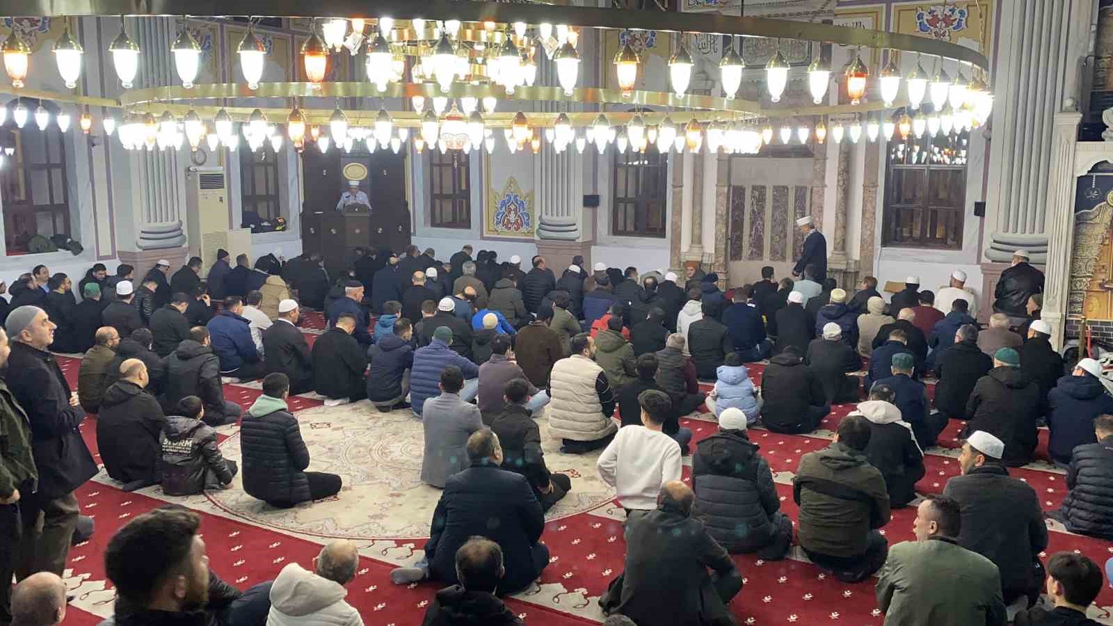 boluda ilk teravih namazinda vatandaslar camilere akin etti 5 wPTIAtar