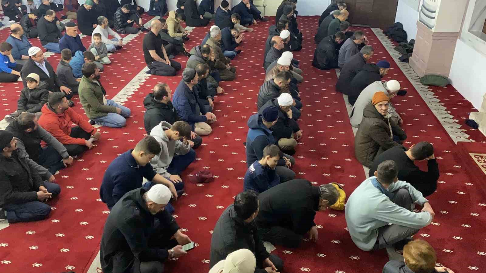 boluda ilk teravih namazinda vatandaslar camilere akin etti 6 QFQQzQPG