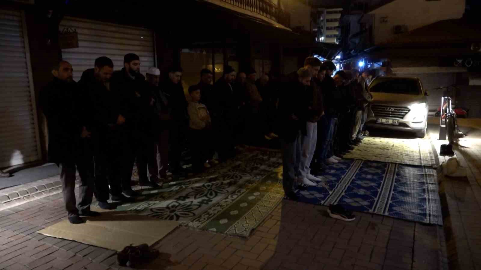 boluda kadir gecesinde camiler doldu tasti 1 4O9AbtaF