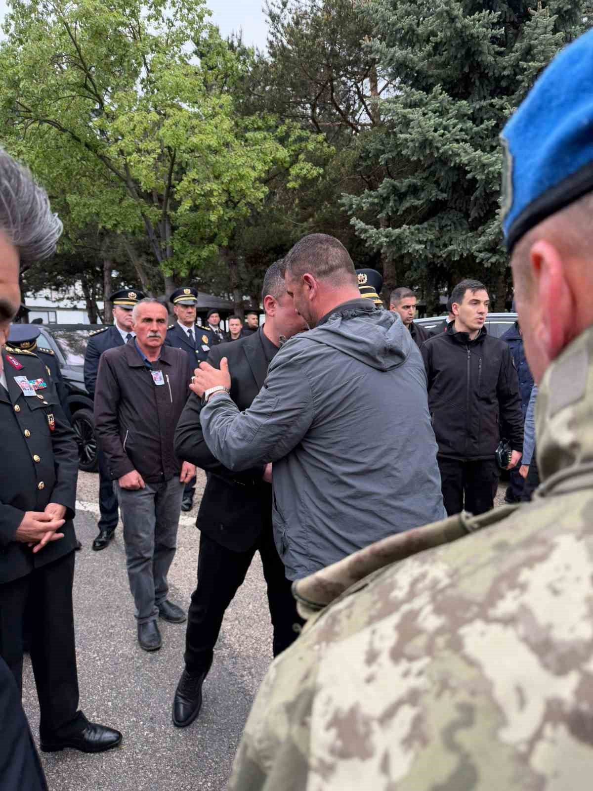 Bolu’da kalp krizine yenik düşen genç komutan memleketine uğurlandı 7 boluda kalp krizine yenik dusen genc komutan memleketine ugurlandi 3 CU7DamlD