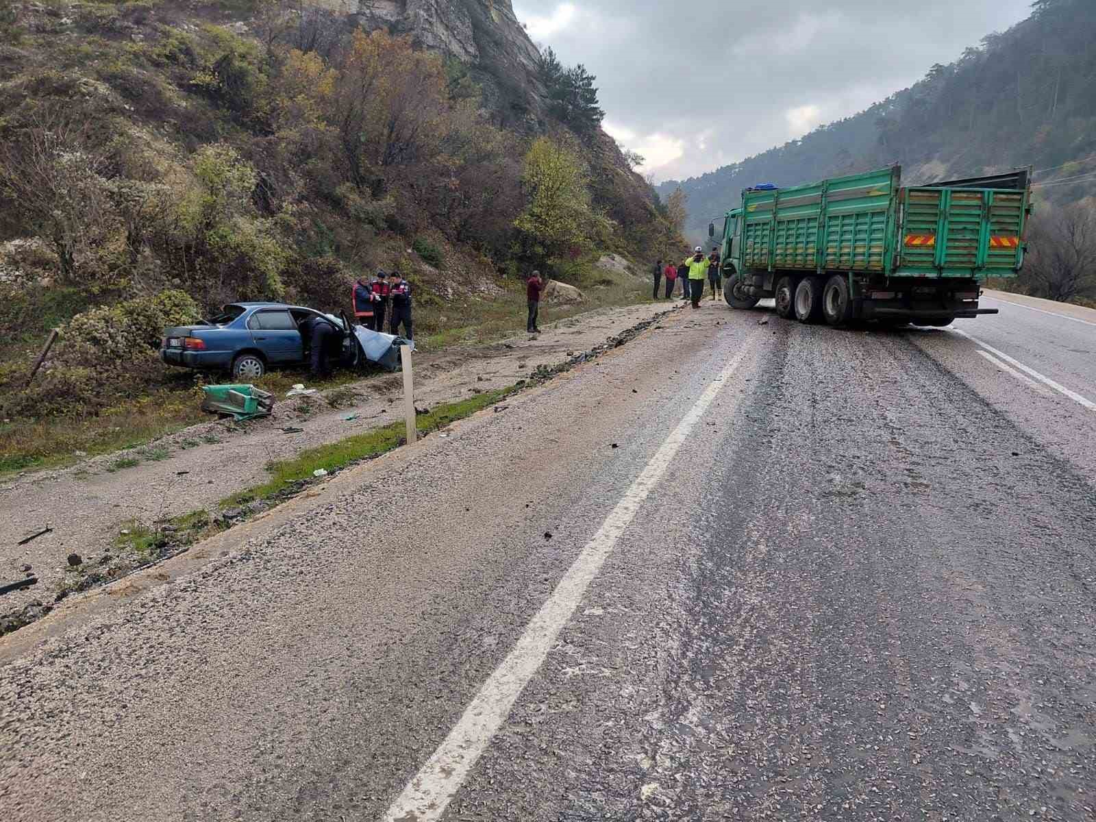 boluda kamyon otomobille carpisti 1 olu 1 yarali 1 kvT4Hl1E
