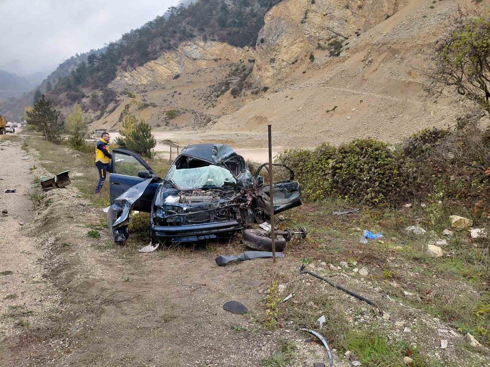 boluda kamyon otomobille carpisti 1 olu 1 yarali 2 CWCjiwpd