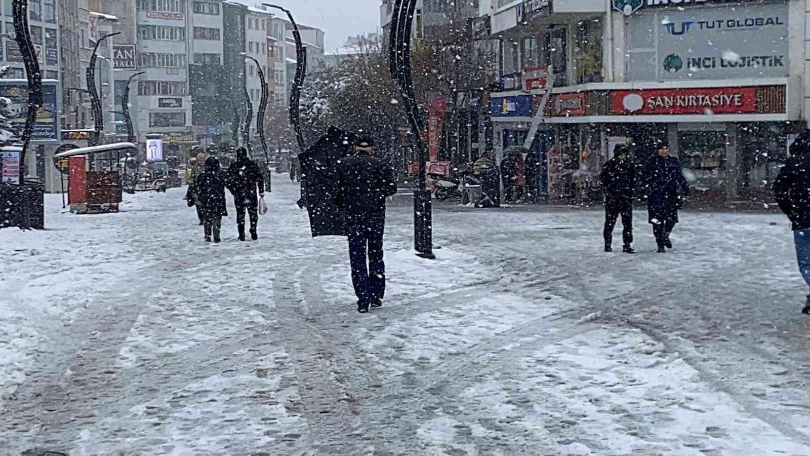 boluda kar firtinasi hayati olumsuz etkiledi vatandaslar semsiyeyle dolasti 3 1ulp7wi8