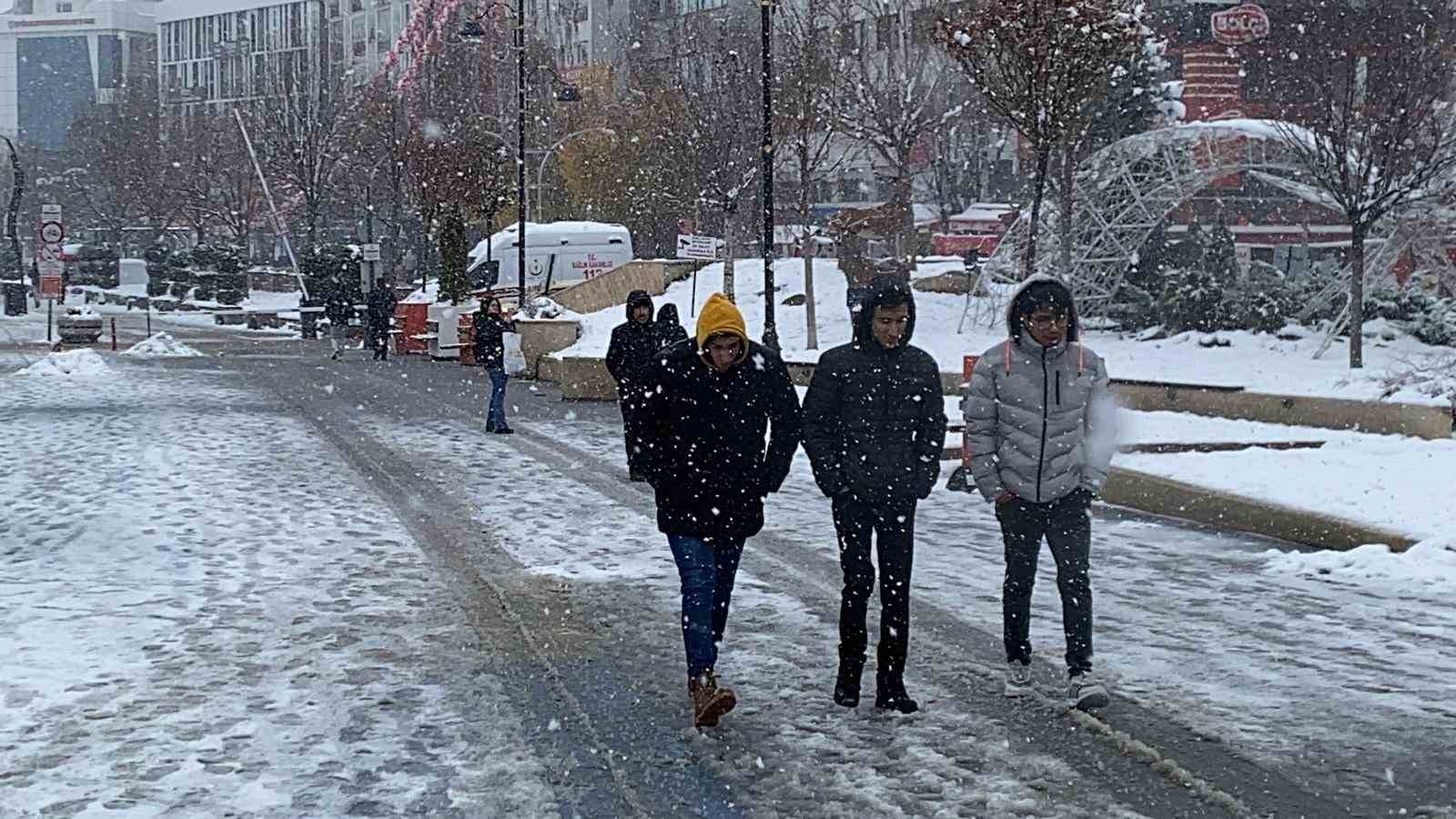 boluda kar firtinasi hayati olumsuz etkiledi vatandaslar semsiyeyle dolasti 4 Jp342vky