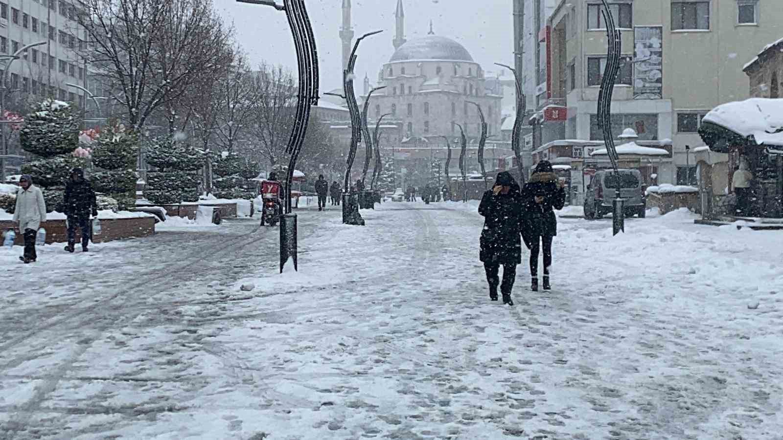 boluda kar firtinasi hayati olumsuz etkiledi vatandaslar semsiyeyle dolasti 6 3R4IcA9I