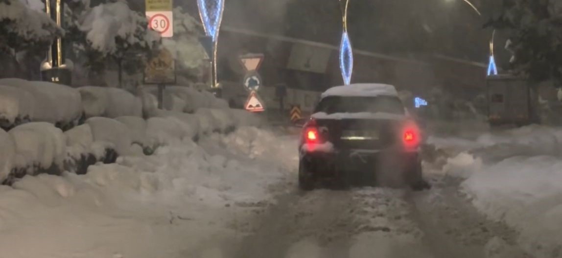 boluda kar kalinligi 30 santimetreyi asti onlarca arac rampalarda yolda kaldi 1 OrgSLVfI
