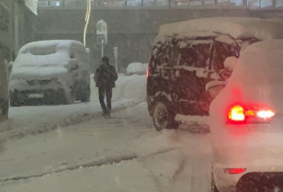 boluda kar kalinligi 30 santimetreyi asti onlarca arac rampalarda yolda kaldi 2