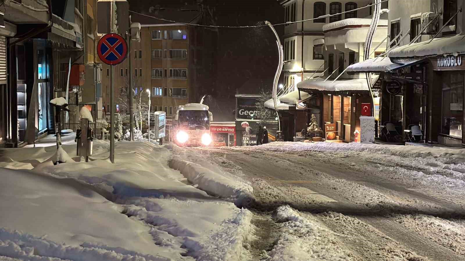 boluda kar kalinligi 30 santimetreyi asti onlarca arac rampalarda yolda kaldi 3 F2Kgsf3d