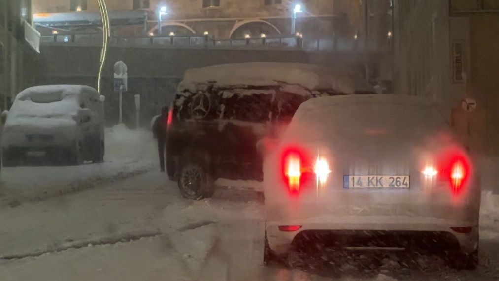 boluda kar kalinligi 30 santimetreyi asti onlarca arac rampalarda yolda kaldi 6 KfFFr2Ni