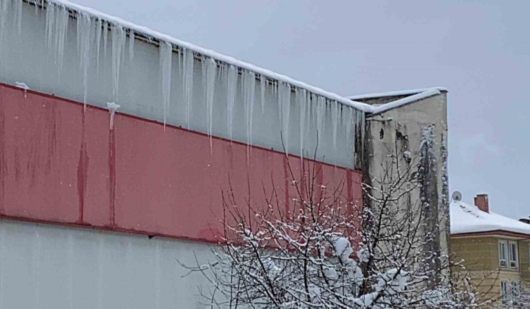 boluda-kar-ve-buz-kutleleri-tehlike-saciyor-JX63F4NL.jpg