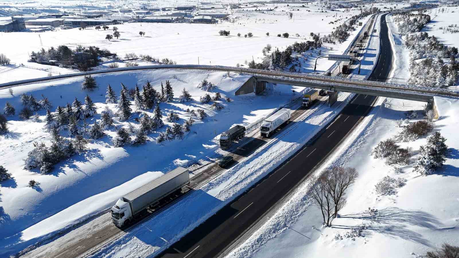 boluda kar yagisinin esir aldigi gerede samsun yolu havada goruntulendi yol trafige acik 10 CPA6NkWc