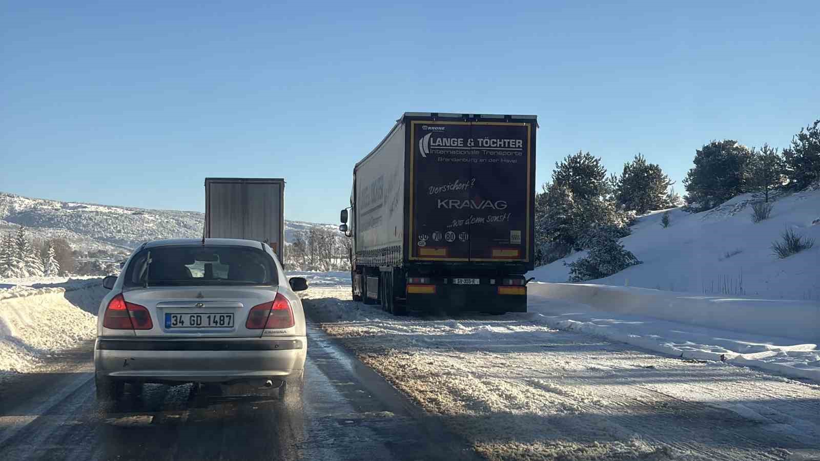 boluda kar yagisinin esir aldigi gerede samsun yolu havada goruntulendi yol trafige acik 2 dvKiEDN7