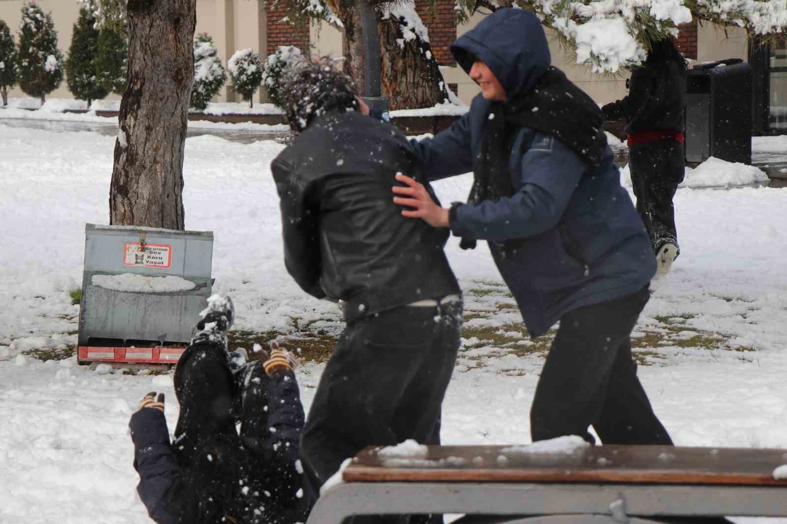 boluda kar yagisinin tadini cocuklar cikardi parklar kayak pistine dondu 1 dzQzLlqX