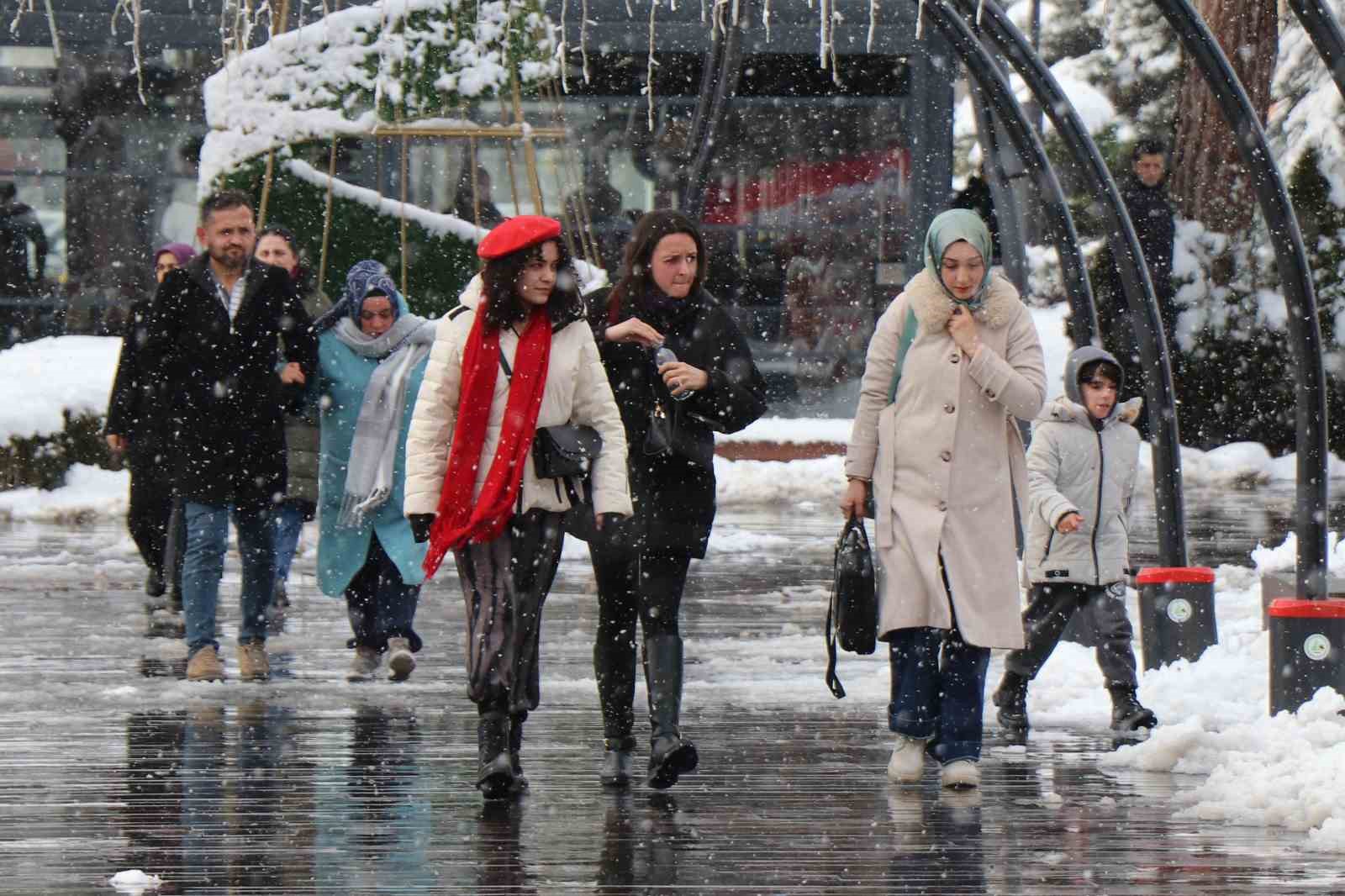 boluda kar yagisinin tadini cocuklar cikardi parklar kayak pistine dondu 10 jpUsjmOU