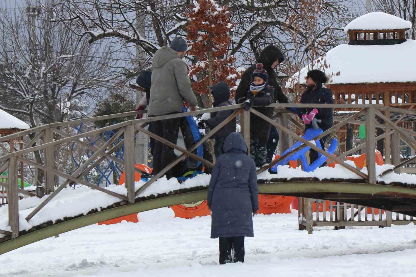 boluda kar yagisinin tadini cocuklar cikardi parklar kayak pistine dondu 12 NNawAWll