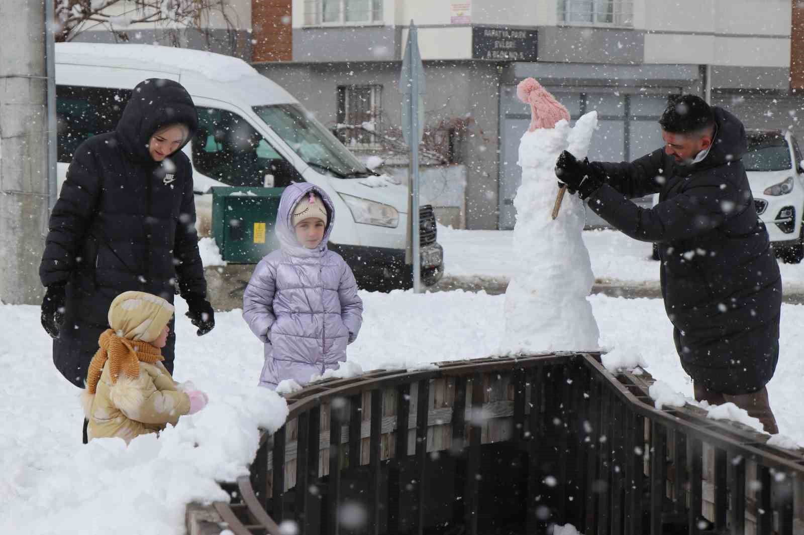 boluda kar yagisinin tadini cocuklar cikardi parklar kayak pistine dondu 14 r5T42VHV