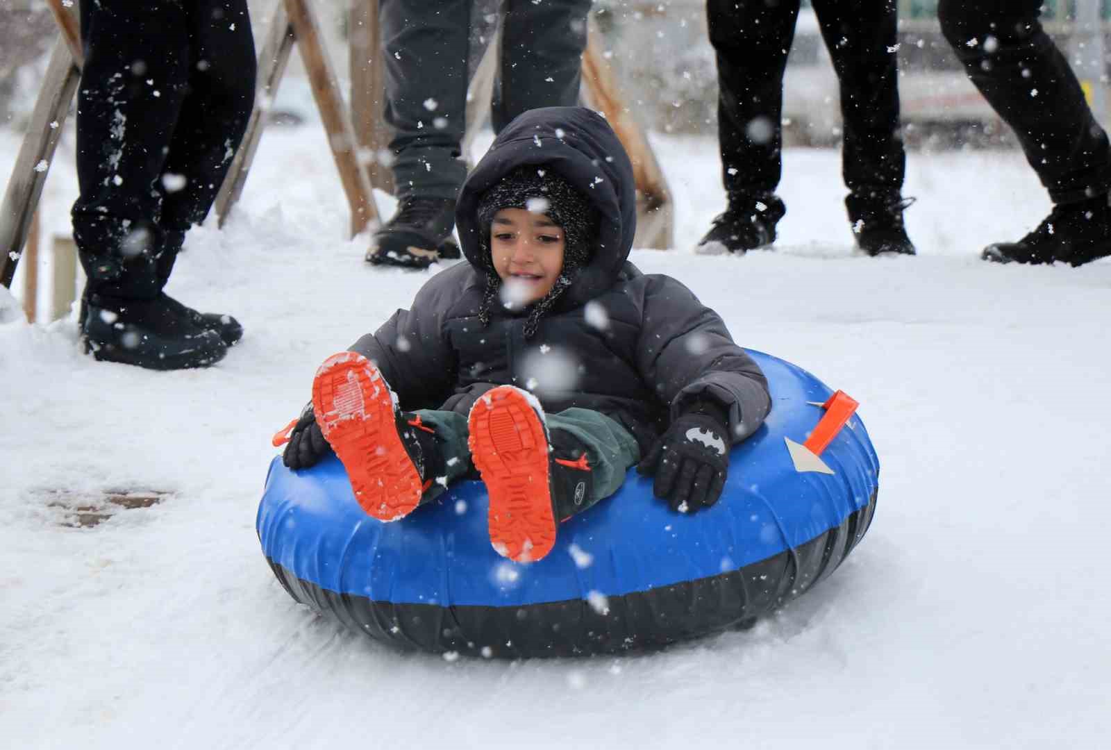 boluda kar yagisinin tadini cocuklar cikardi parklar kayak pistine dondu 15 OQkHZkdZ
