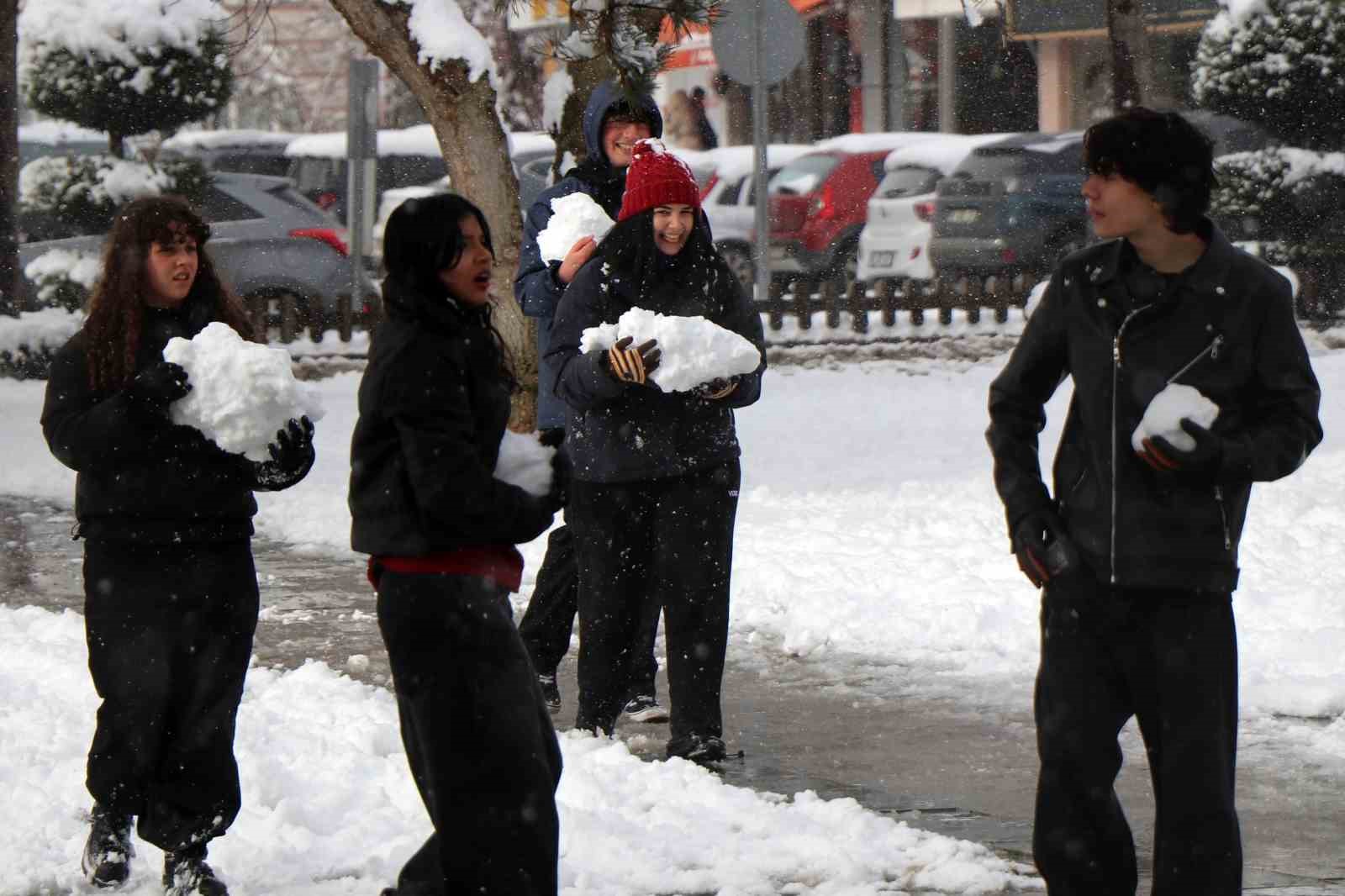 boluda kar yagisinin tadini cocuklar cikardi parklar kayak pistine dondu 5 tUnaECns