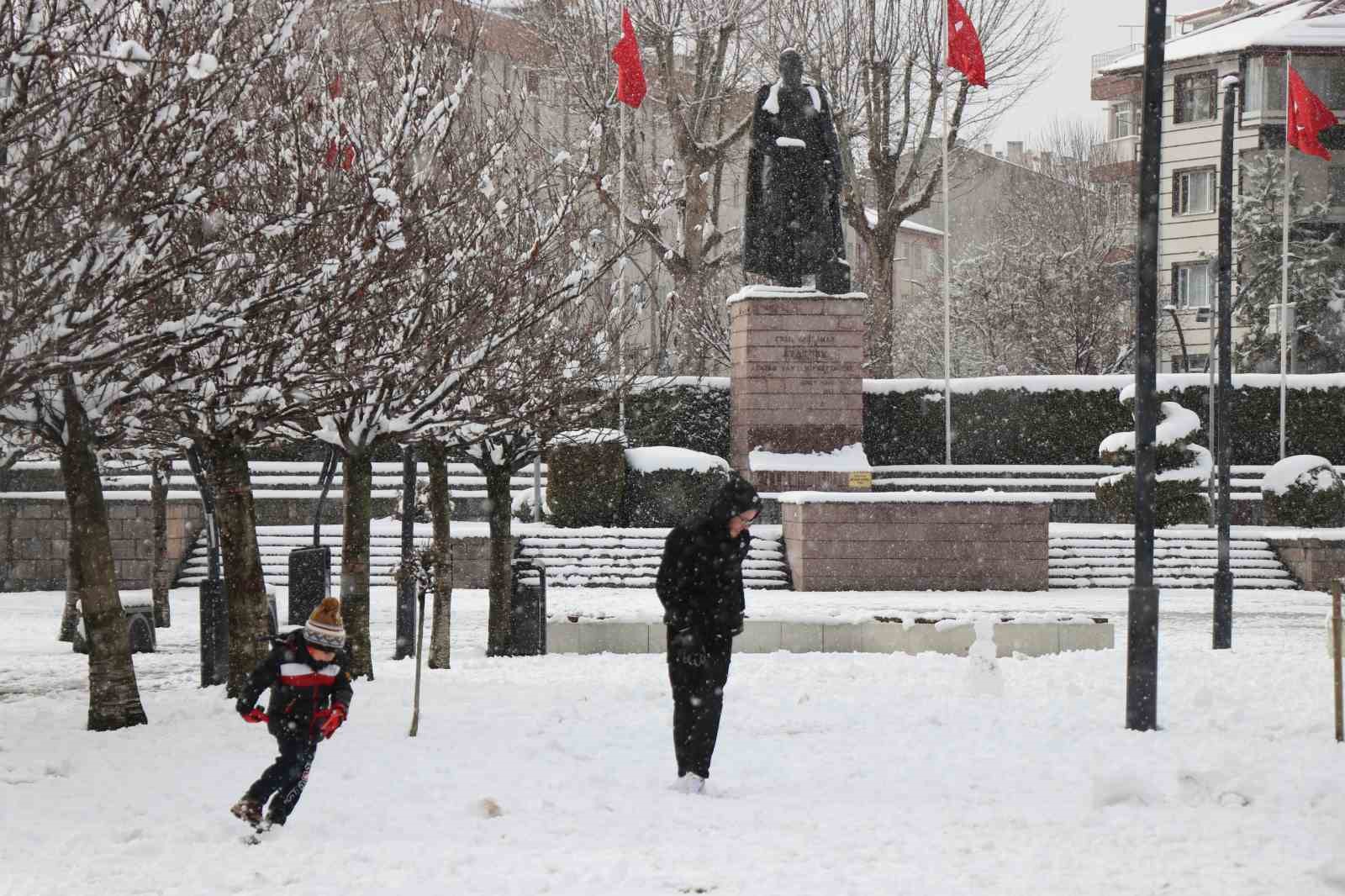 boluda kar yagisinin tadini cocuklar cikardi parklar kayak pistine dondu 9 ZGCUHKSb