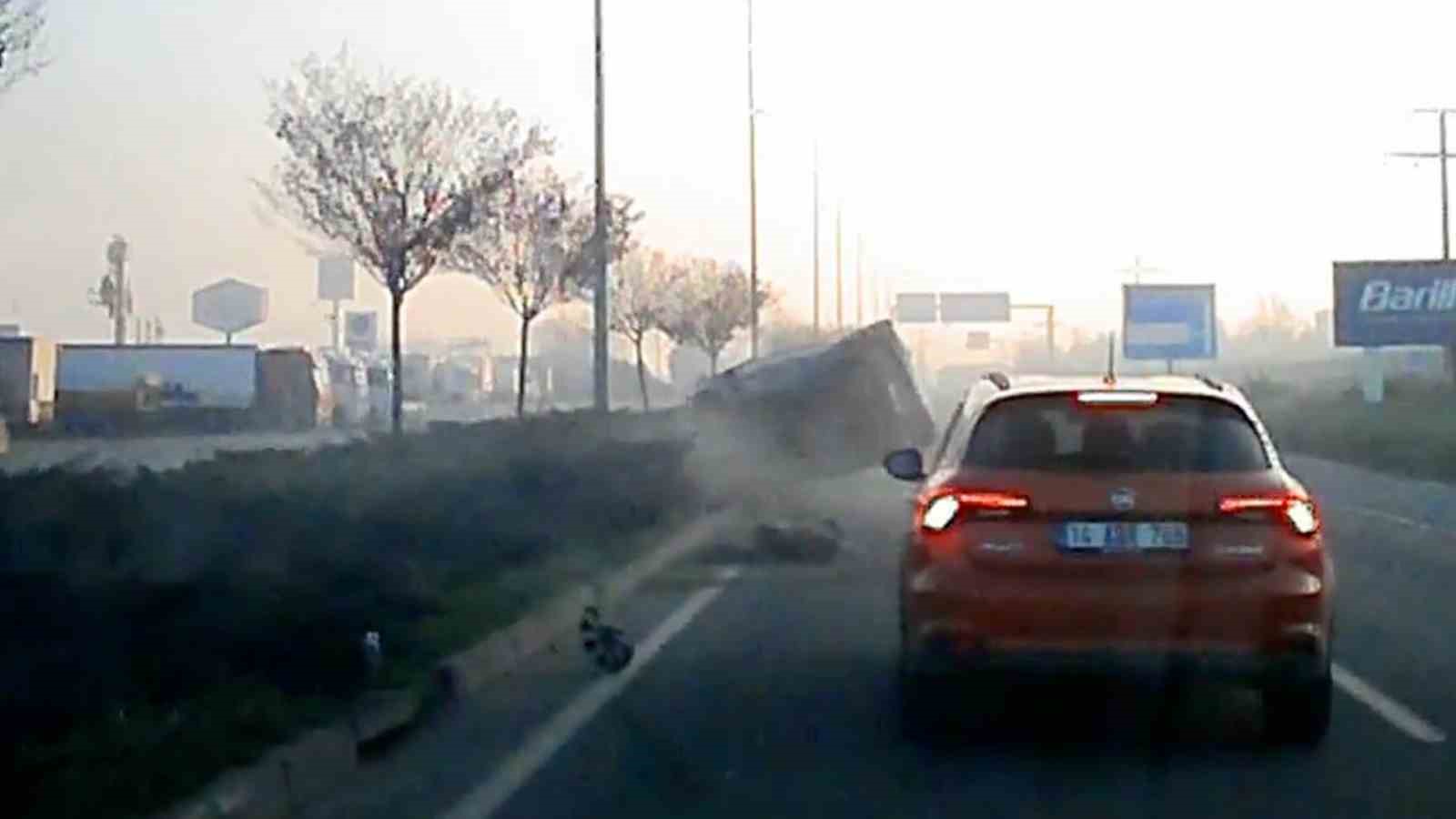 Bolu’da kaza anı güvenlik kamerasında: Makasa giren araç kazaya neden olmuş 5 boluda kaza ani guvenlik kamerasinda makasa giren arac kazaya neden olmus 1 iAsBpHqf