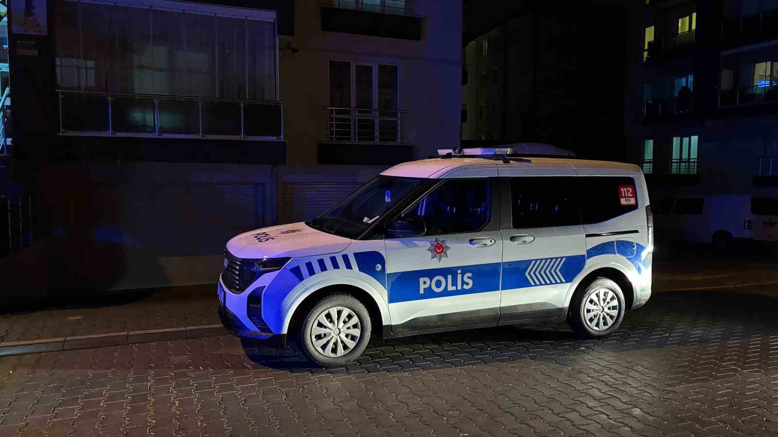 boluda kendini odaya kilitleyen sizofreni hastasi kadini polis ikna etti tedaviyi kabul etti 2 yBKHt4U8