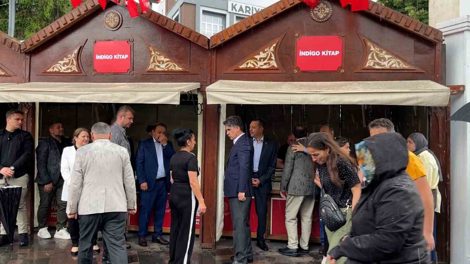 Bolu’da kitap fuarına yağmur engeli 5 boluda kitap fuarina yagmur engeli 1 PvNU1VSn