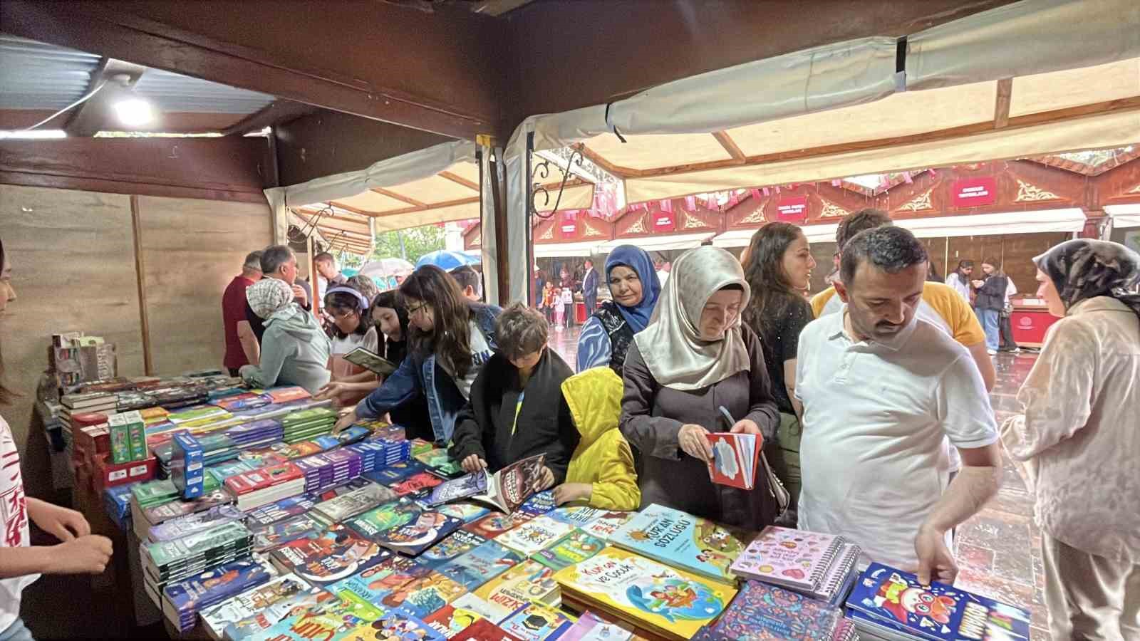Bolu’da kitap fuarına yağmur engeli 7 boluda kitap fuarina yagmur engeli 3 9aN5tQ5b