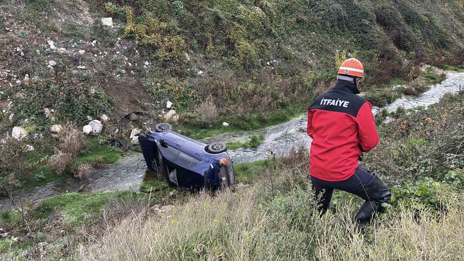 boluda kontrolden cikan otomobil dereye uctu 2 yarali 0 uSiUHSDc