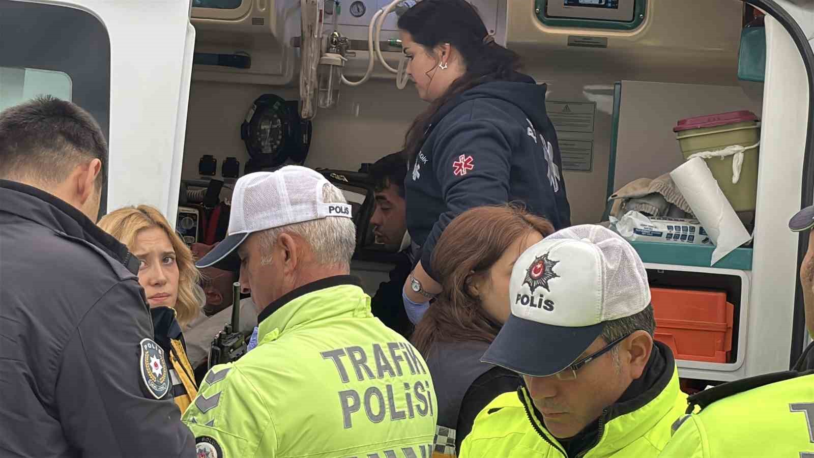 boluda kontrolden cikan otomobil dereye uctu 2 yarali 5 66XjVthJ