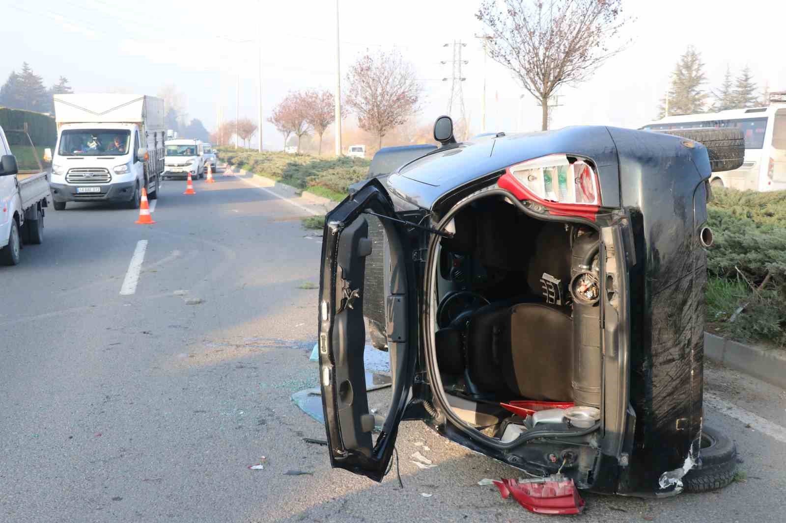 boluda kontrolden cikan otomobil devrildi 1 yarali 4 vWzeMK1j
