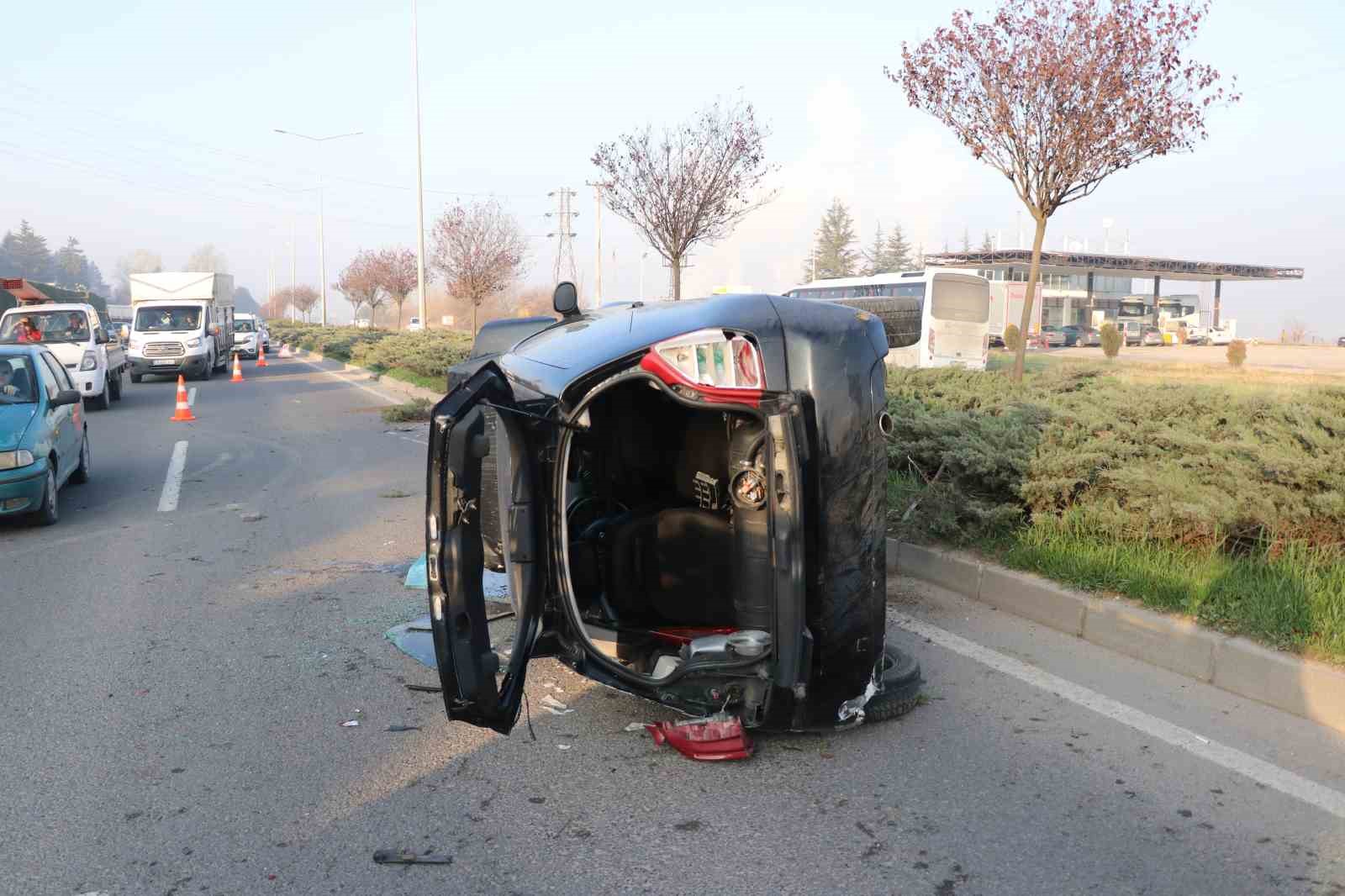 boluda kontrolden cikan otomobil devrildi 1 yarali 6 EI94mU8n