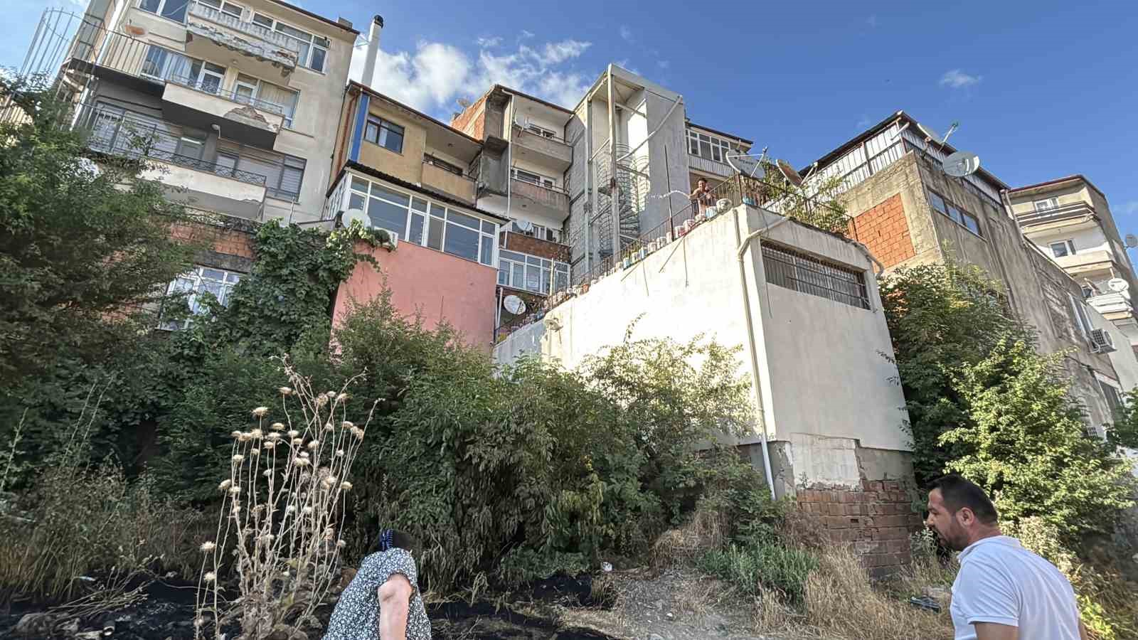 boluda korkutan ot yangini itfaiyeyi beklemeden kova ve hortumlarla sondurduler 2 OMiCmB7j