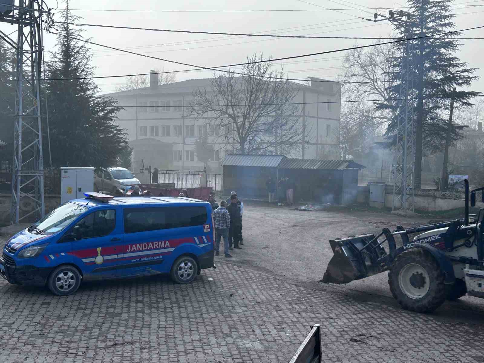 boluda koyluler agir tonajli araclara karsi ayaklandi koyun giris cikisinda lastik yaktilar 0 w1ODeXTn