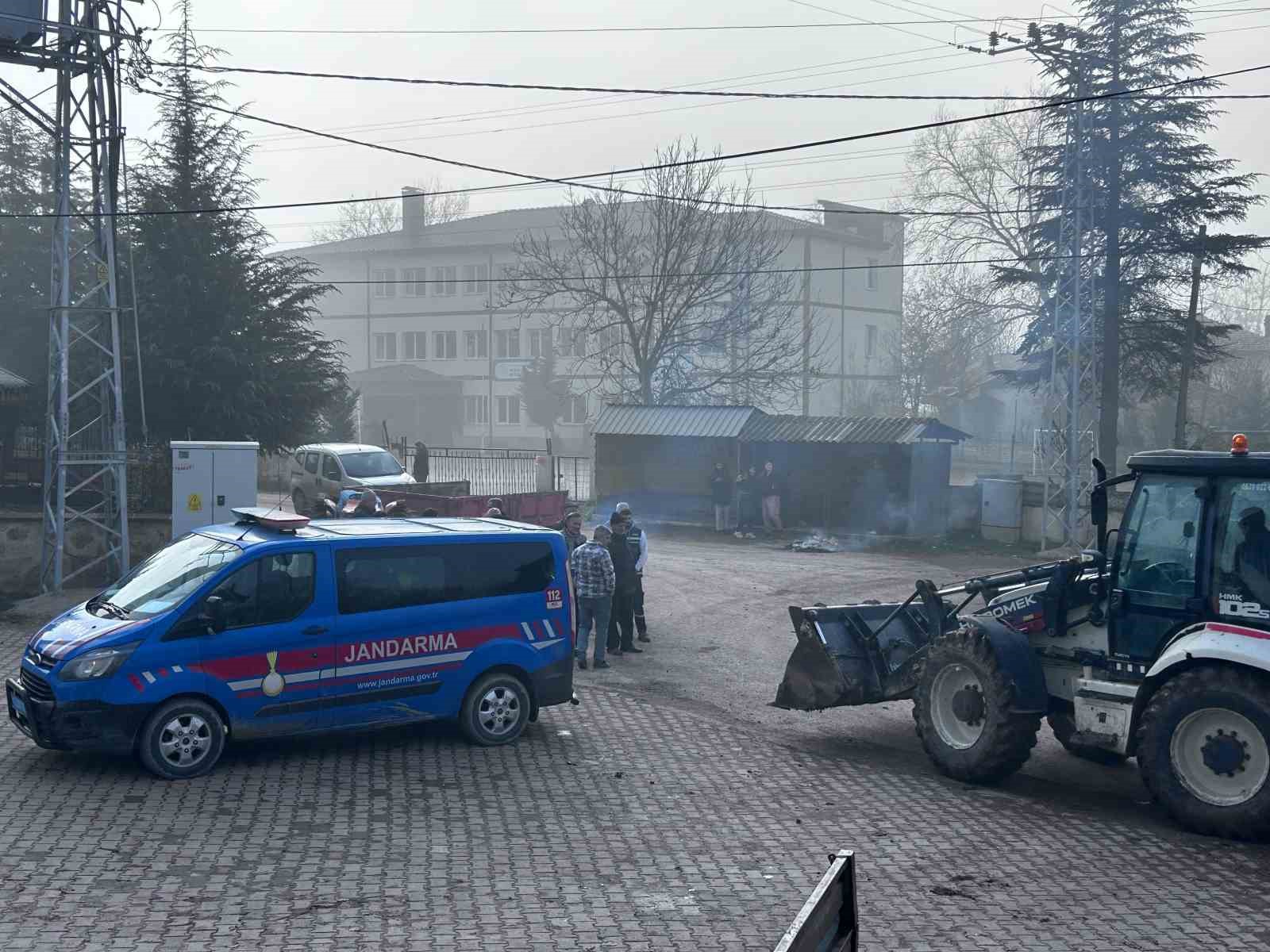 boluda koyluler agir tonajli araclara karsi ayaklandi koyun giris cikisinda lastik yaktilar 2 mshCNvXD