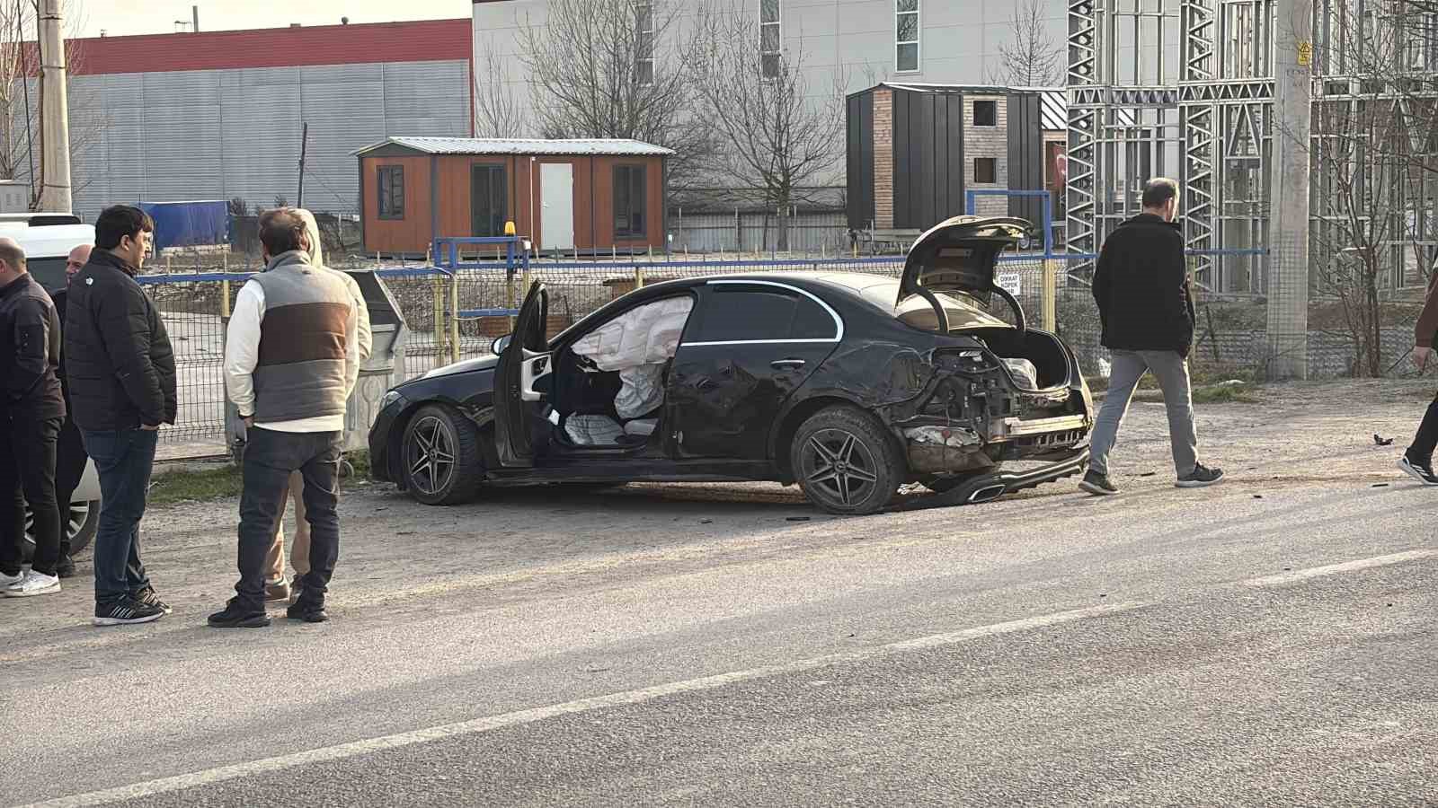 boluda luks otomobil ile cip carpisti 4 yarali 3 aiHRMU1B