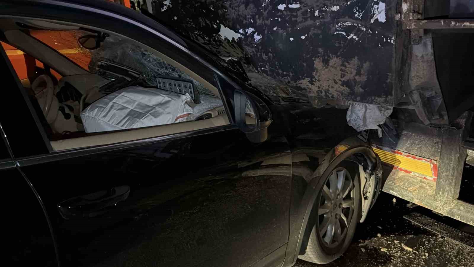 Bolu’da lüks SUV park halindeki tıra çarptı: 1 yaralı 4 boluda luks suv park halindeki tira carpti 1 yarali 0