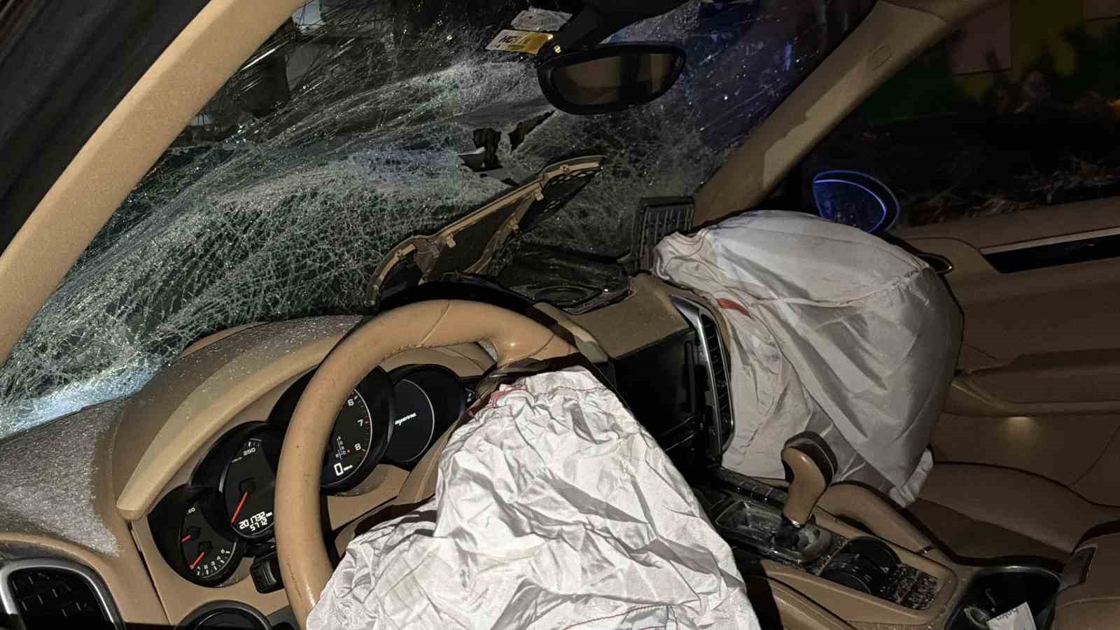 Bolu’da lüks SUV park halindeki tıra çarptı: 1 yaralı 5 boluda luks suv park halindeki tira carpti 1 yarali 1 TD62d84T