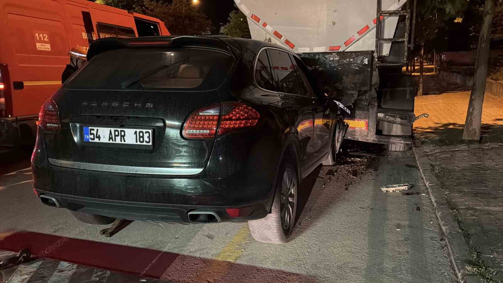 Bolu’da lüks SUV park halindeki tıra çarptı: 1 yaralı 6 boluda luks suv park halindeki tira carpti 1 yarali 2 Yb3JrnMf
