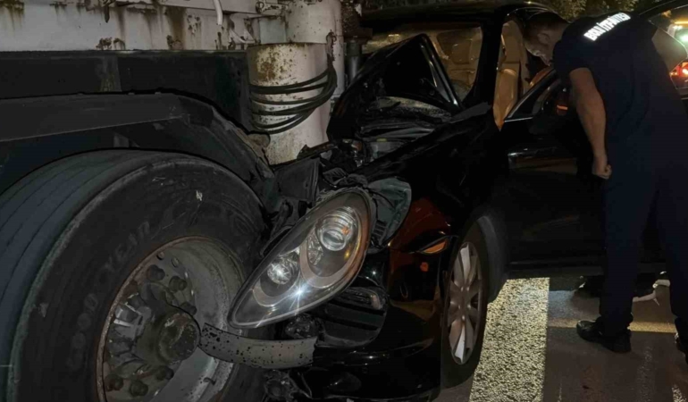 boluda-luks-suv-park-halindeki-tira-carpti-1-yarali-jqZZMj6h.jpg