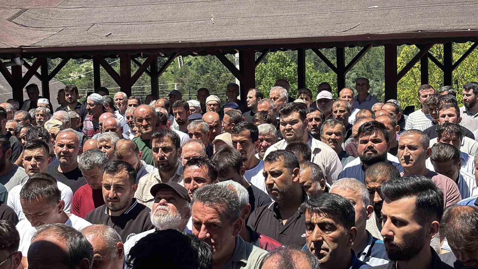 boluda maden gocugunde hayatini kaybeden isci son yolculuguna ugurlandi 4 4I3SaMfu