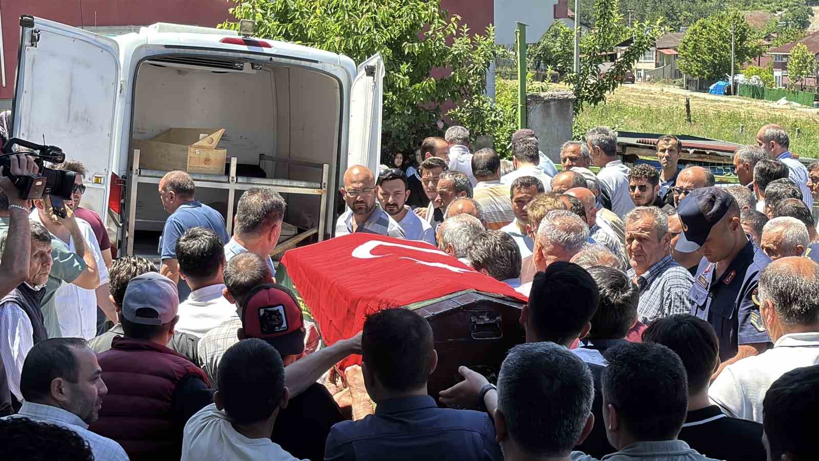 boluda maden gocugunde hayatini kaybeden isci son yolculuguna ugurlandi 5 Fqe4yFcK
