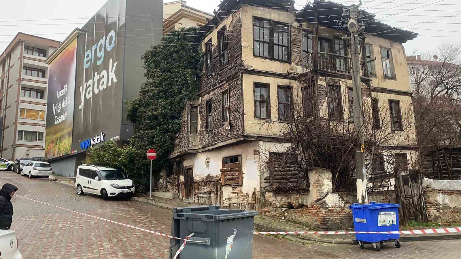 boluda metruk bina coktu bir otomobil hasar aldi 0 1DROrCdl
