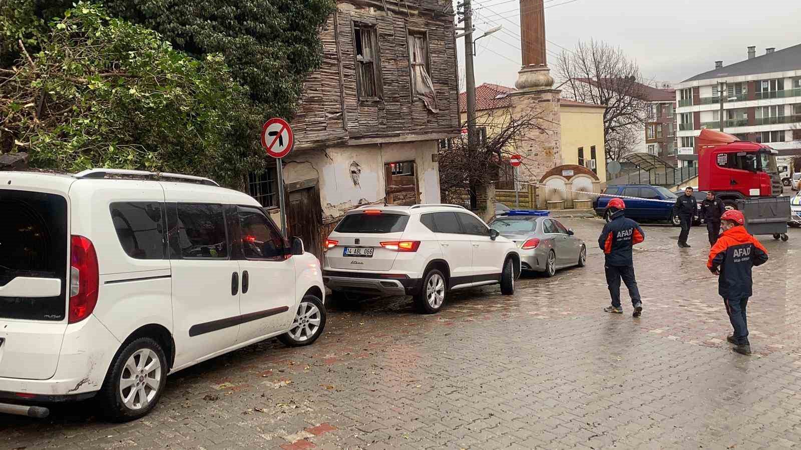 boluda metruk bina coktu bir otomobil hasar aldi 11 ImkF8yGO