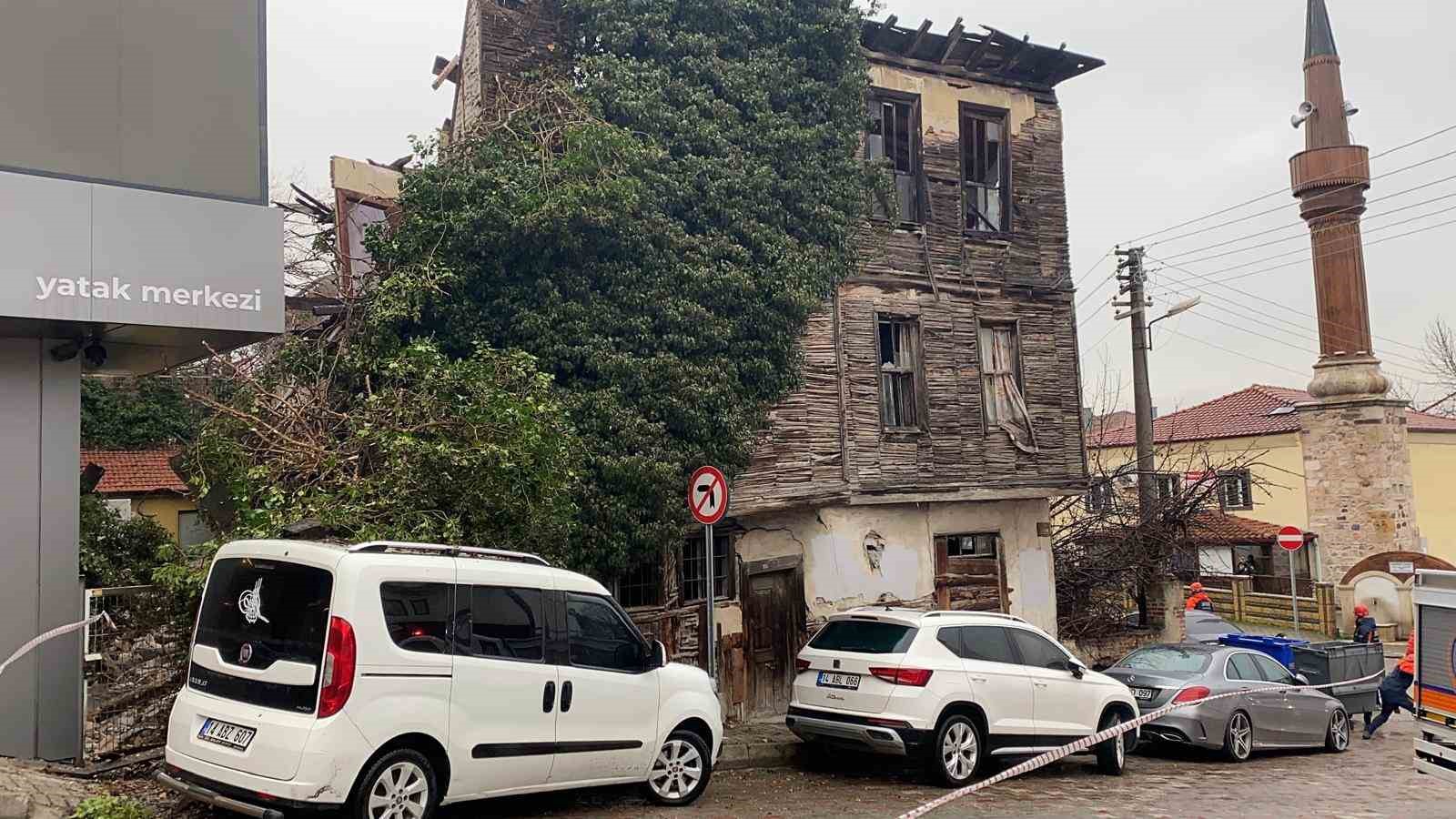 boluda metruk bina coktu bir otomobil hasar aldi 12 HCyQfl9k