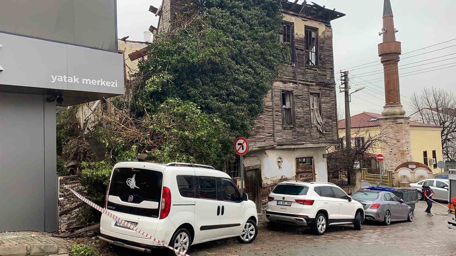 boluda metruk bina coktu bir otomobil hasar aldi 6 lHm9ccPe