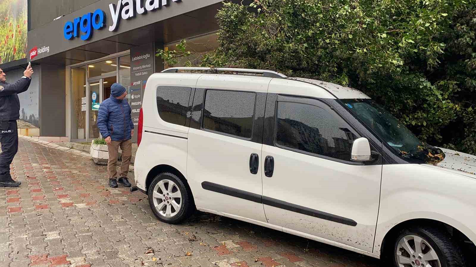 boluda metruk bina coktu bir otomobil hasar aldi 8 O5lDEFC2