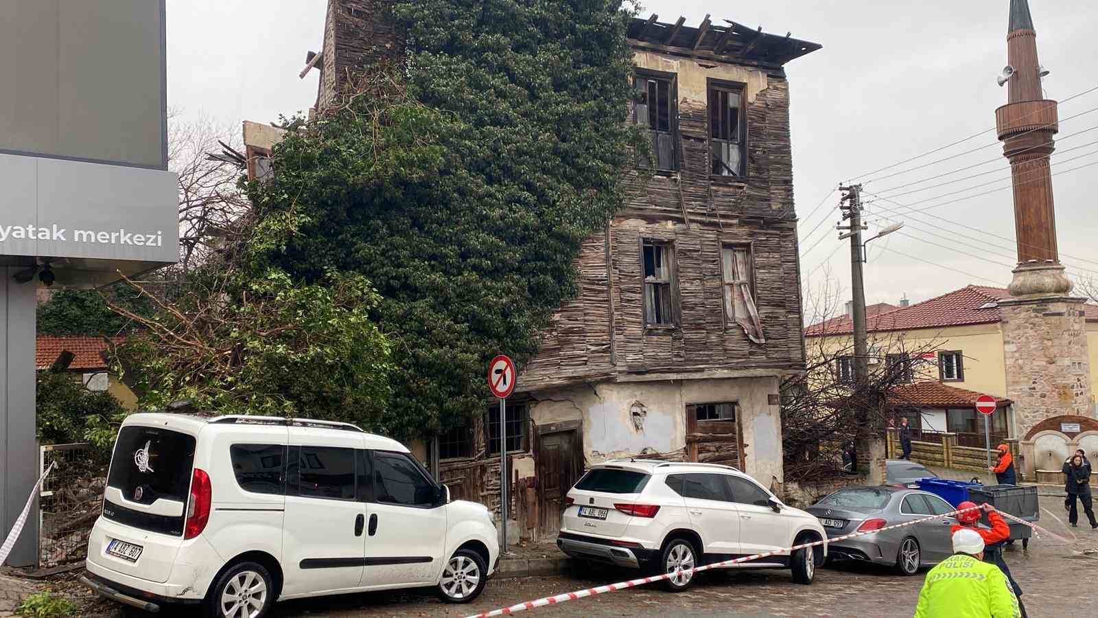 boluda metruk bina coktu bir otomobil hasar aldi 9